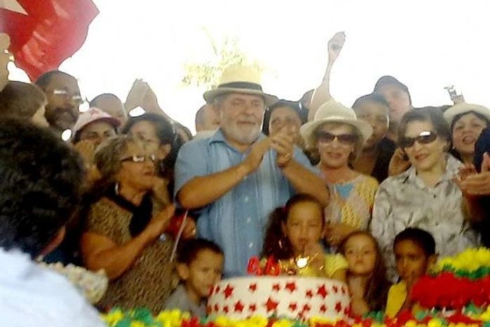 Velas de aniversário trocadas rejuvenescem Lula em 18 anos
