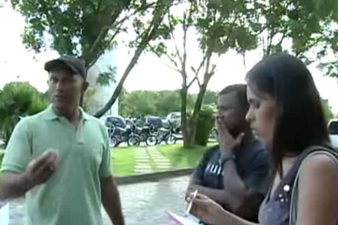 Conselheiros tutelares conversando com o segurança Mauro Ancelmo