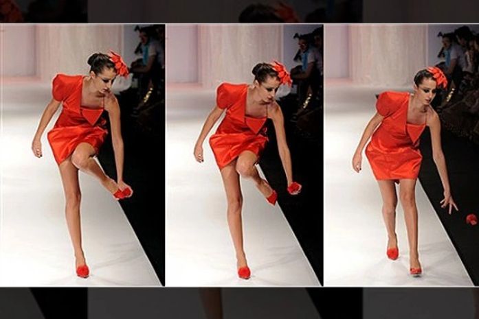 Modelo arranca parte do sapato em desfile na Índia
