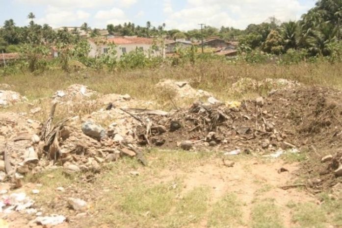Local atualmente contém muito lixo e resto de construção