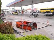Motorista colide em ônibus atinge bomba de posto de combustível em Arapiraca