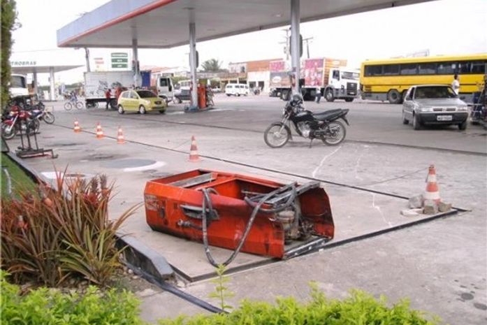 Motorista colide em ônibus atinge bomba de posto de combustível em Arapiraca