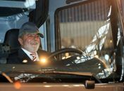 Lula brinca de caminhoneiro e nega ter mudado de time