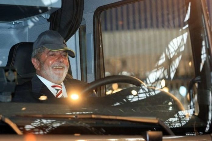 Lula brinca de caminhoneiro e nega ter mudado de time