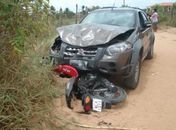 Colisão entre carro e moto termina com danos materiais em Penedo