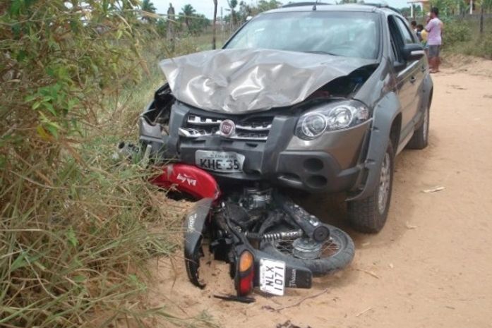 Colisão entre carro e moto termina com danos materiais em Penedo