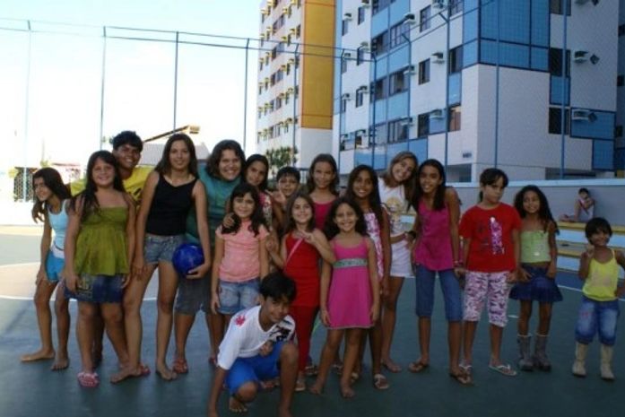 Jovens poetas e escritores lançam antologia em condomínio