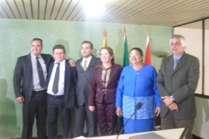 No arrumadinho da Câmara Municipal,os sorridentes vereadores que elegeram a Maria do Leite(azul)