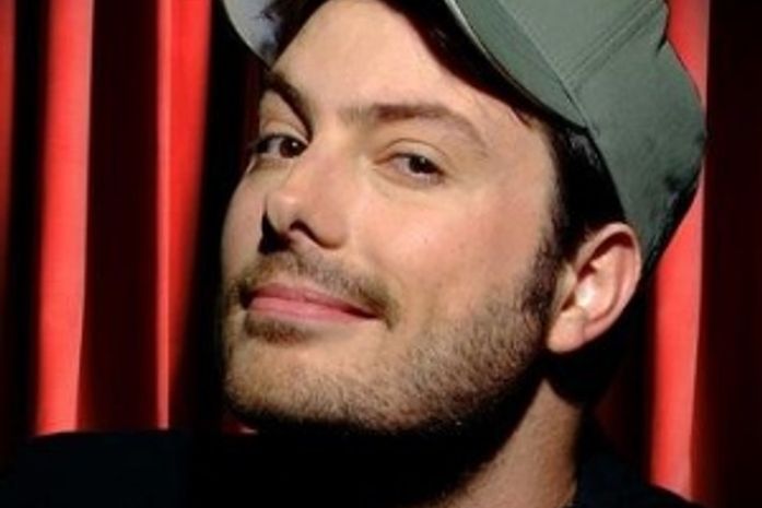 Danilo Gentili é preso durante reportagem para o CQC