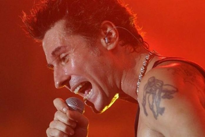 Vocalista do Capital Inicial cai de palco durante show em MG