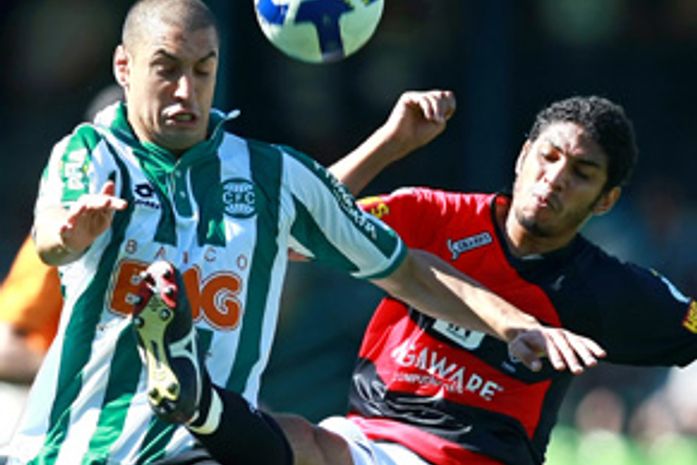 Coritiba supera o Vitória e mantém distância da zona de rebaixamento