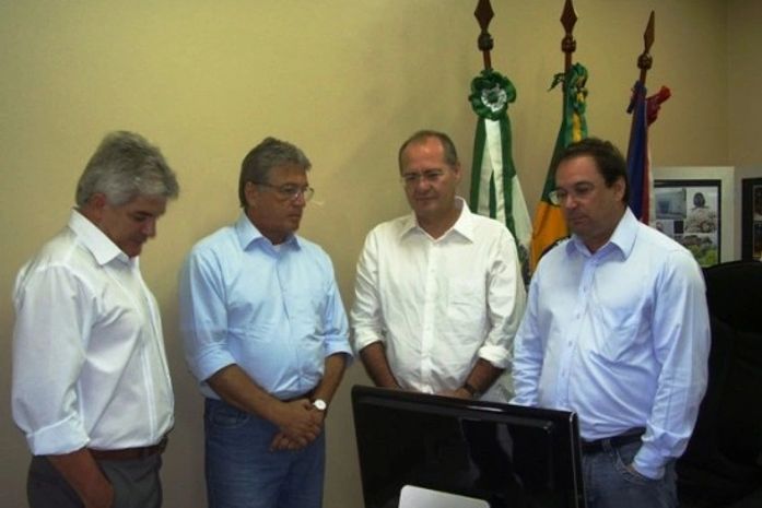 Téo e Renan lado à lado em companhia do prefeito Luciano Barbosa, fiel escudeiro de Calheiros e o professor Roland Gonçalves