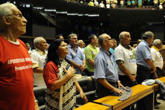 Aposentados fecham cerco ao Congresso por aumento