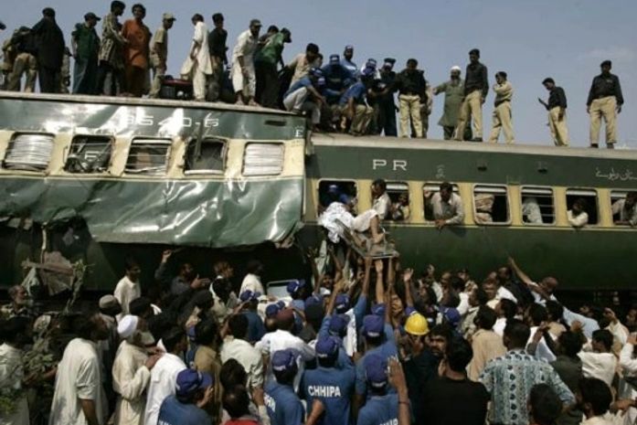 Voluntários resgatam homem preso em trem de passageiros que se chocou com trem de carga na periferia de Karachi, no Paquistão, nesta terça-feira (3). Seis pessoas morreram e várias ficaram feridas,