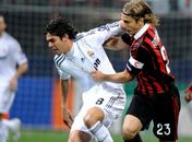 No retorno de Kaká à Itália, Ronaldinho é quem marca no empate entre Milan e Real