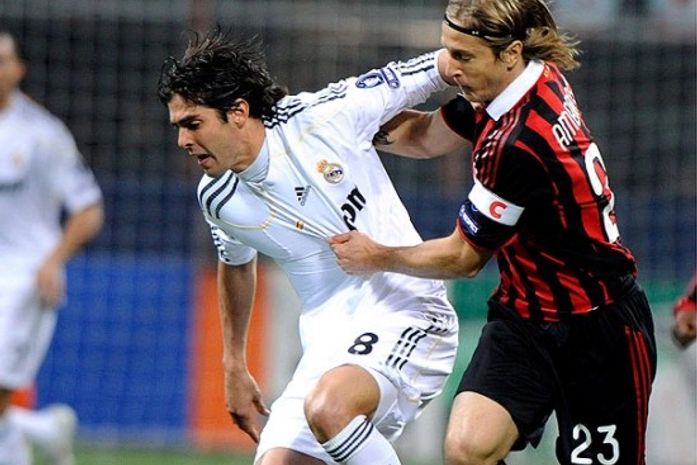 No retorno de Kaká à Itália, Ronaldinho é quem marca no empate entre Milan e Real