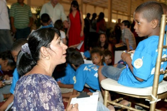 Atriz fala sobre experiência com crianças na IV Bienal do Livro