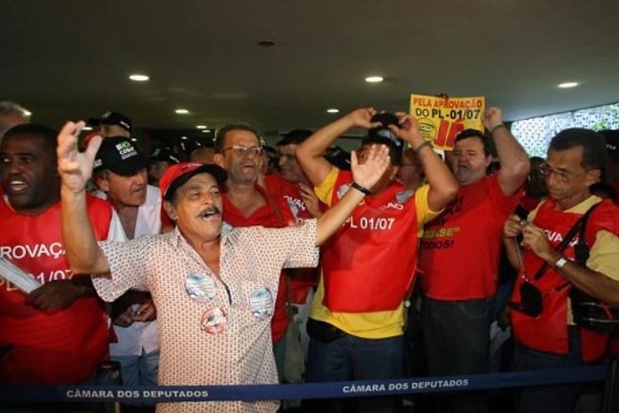 Governo evita votação do reajuste aos aposentados, que protestam na Câmara