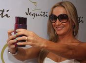 Claudia Leitte lança perfumes em parceria com a Jequiti e revela o que não falta em sua nécessaire