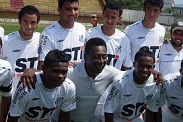 Pelé aponta mau planejamento no Santos e fala sobre \'malas\'