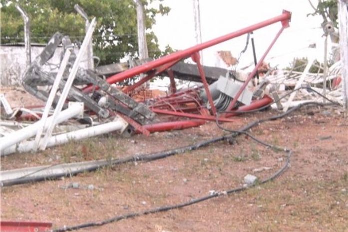 Torre de rádio cai em Arapiraca e cidade fica sem internet, tv e rádio