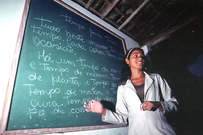 Profissionais da rede pública de ensino poderão ter 14º salário
