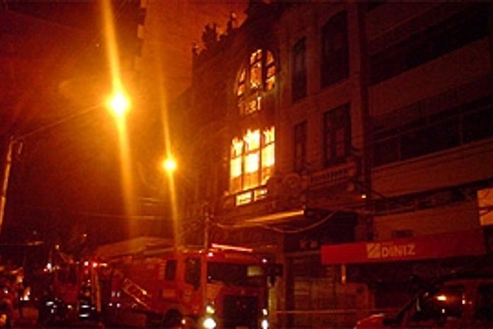 O Corpo de Bombeiros levou cerca de seis horas para controlar as chamas