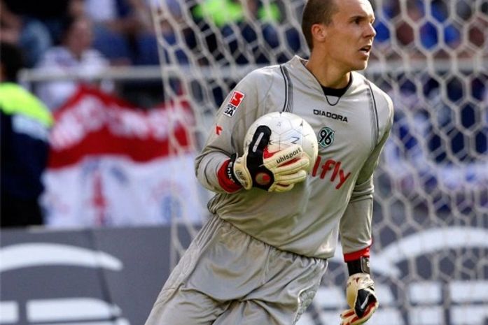 Goleiro da seleção alemã morre atropelado por trem em Hanover
