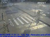 Vídeo mostra pai e filho atropelados no sinal