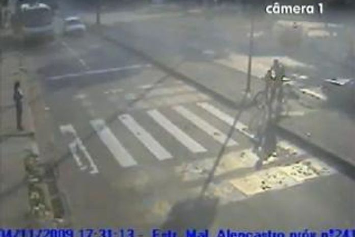 Vídeo mostra pai e filho atropelados no sinal