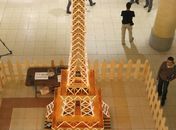 Libanês ergue a maior Torre Eiffel de palitos de fósforos da história