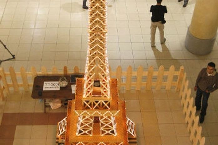 Libanês ergue a maior Torre Eiffel de palitos de fósforos da história