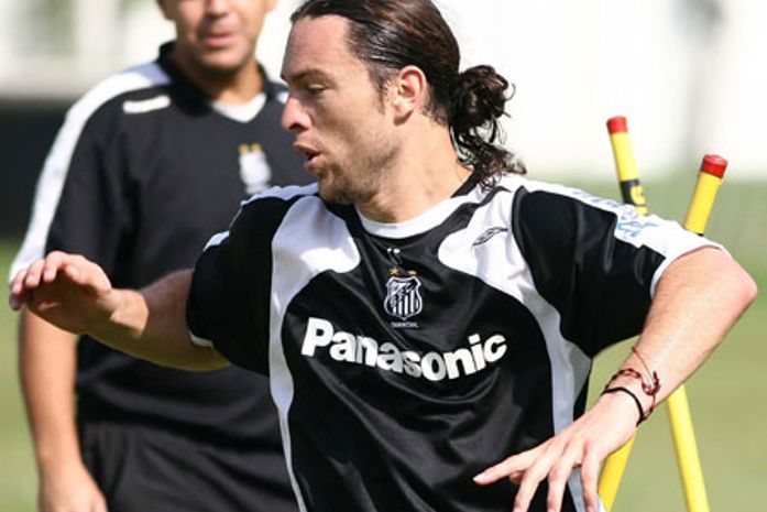 Ex-atacante do Santos morre aos 31 anos de infarto