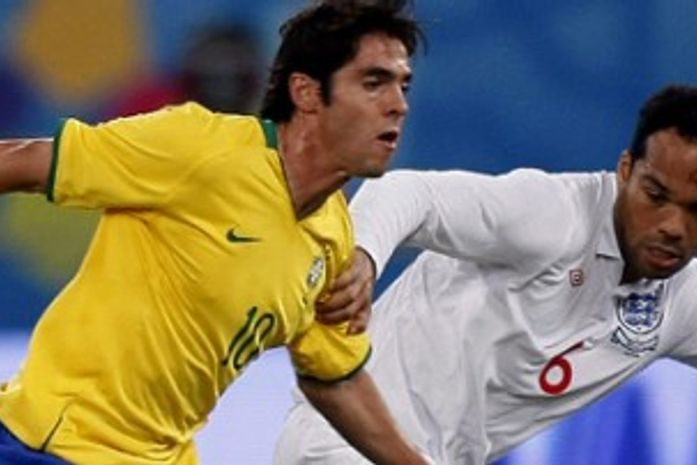 Kaká em ação contra Inglaterra