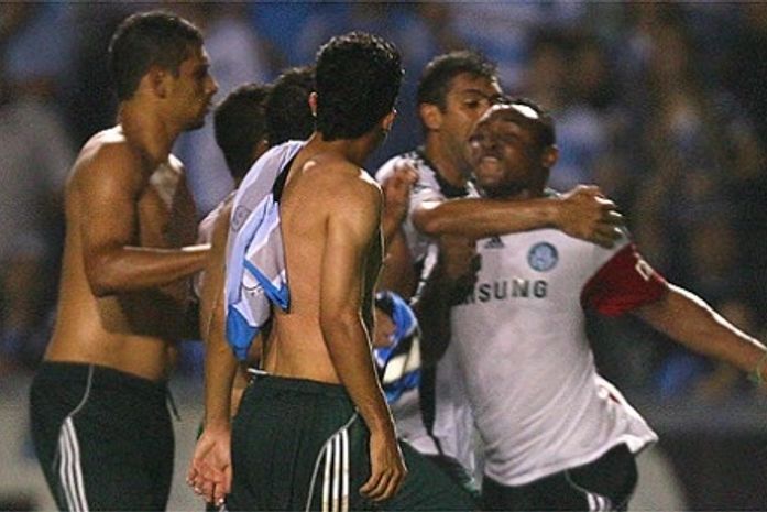 Em crise, palmeirenses admitem \'racha\' no elenco e abrem mão do título