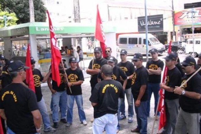 Com salários baixos e falta de condições de trabalho, policiais civis protestam em Arapiraca