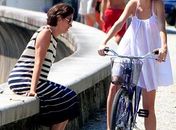  Alinne Moraes grava \'Viver a Vida\' andando de bicicleta