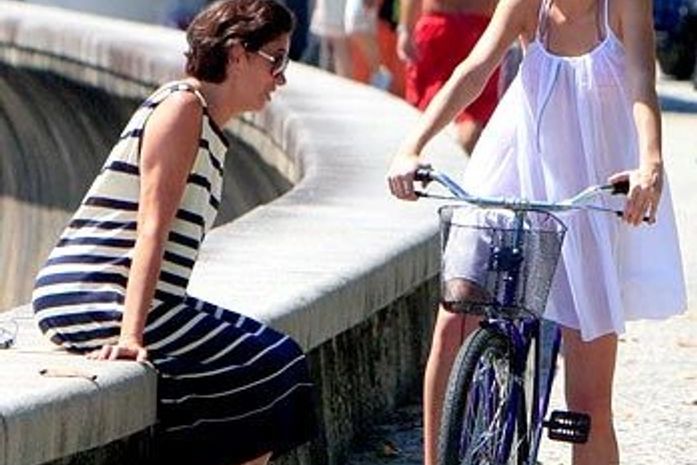  Alinne Moraes grava \'Viver a Vida\' andando de bicicleta