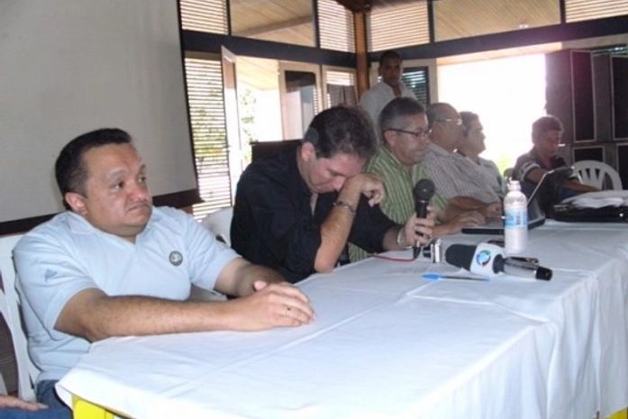 Lágrimas marcam coletiva de renúncia da diretoria do ASA