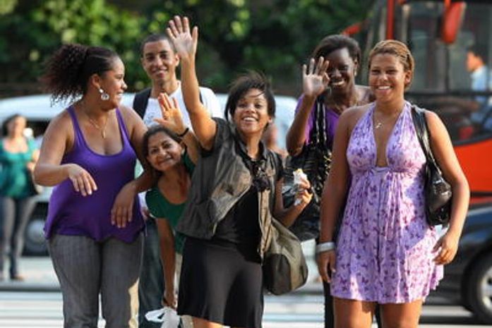 Sandrinha: Aparecida Petrowky testa sua popularidade nas ruas do Rio