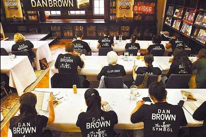 Novo livro de Dan Brown chega com tiragem recorde