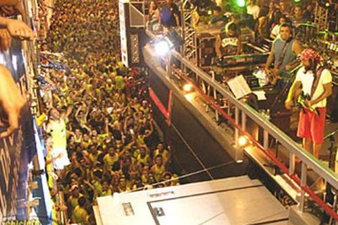 Desabamento em show do Chiclete com Banana fere 50 em SP