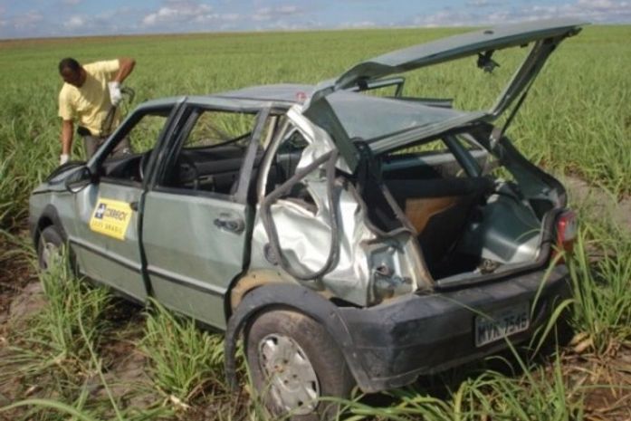 Veículo dos Correios capota com quatro passageiros em Igreja Nova