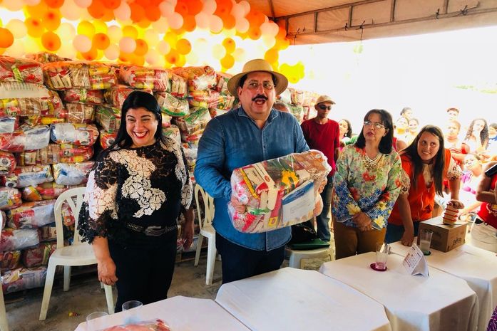 Prefeito Gilberto Gonçalves entrega 600 cestas nutricionais a grávidas e parturientes do município