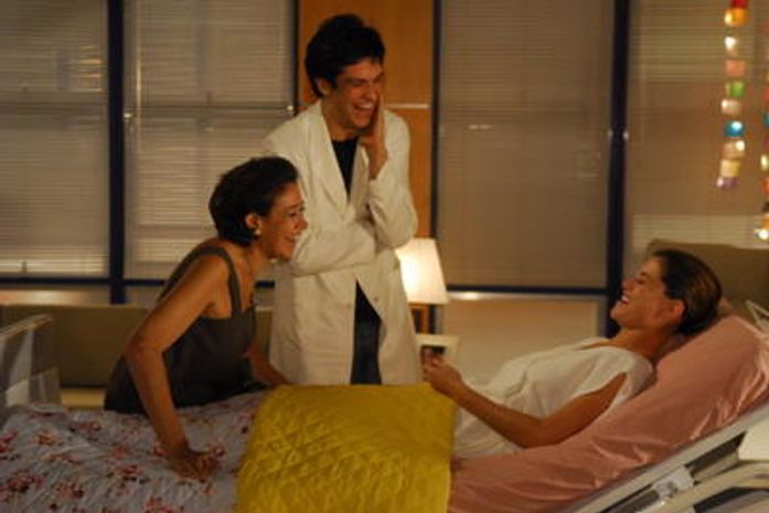 Luciana mexe o braço em \'Viver a vida\'