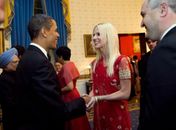 Governo divulga foto de Obama saudando \'penetras\' na Casa Branca