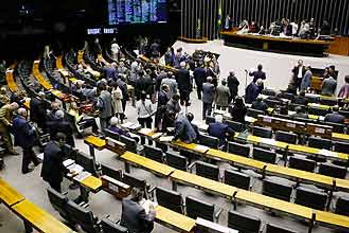 Deputados usam verba indenizatória da Câmara para pagar festas de fim de ano