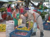 Assentados levam seis toneladas de alimentos a feira no litoral norte
