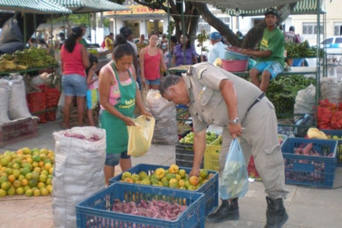 Assentados levam seis toneladas de alimentos a feira no litoral norte