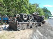 Caminhão com carga de açúcar capota na Ladeira do Caloté